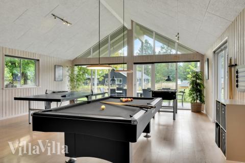 I tillegg til alle aktivitetsmulighetene i husets bassengavdeling, kan du også spille biljard, bordtennis og dart i luksushus nr. 438