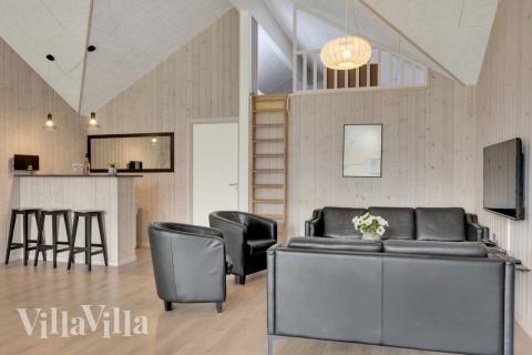 Det er god plass til hygge i feriehusets sofagruppe under oppholdet i luksushus nr. 438