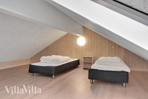 Noen av de 30 soveplassene i luksushus nr. 438 finnes på hems