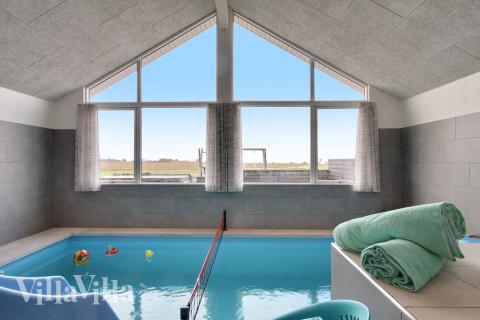 Feriehus 424 har et flott basseng med sklie, et stort innebygd boblebad og en badstue