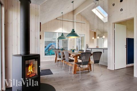 Det er god plass til at 14 personer sitter sammen i feriehusets oppholdsrom under et besøk i luksushus 424 i Fyn og øyer.