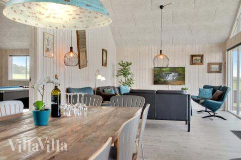 Oppholdsrom med plass til 14 i luksushus nr. 424.