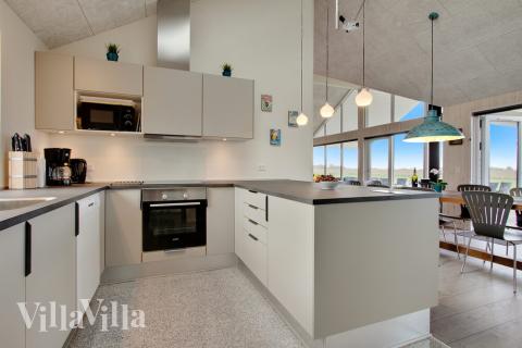 Kjøkkenet i luksushus nr. 424 er fullt utstyrt så dere lett kan lage mat til 14 personer.