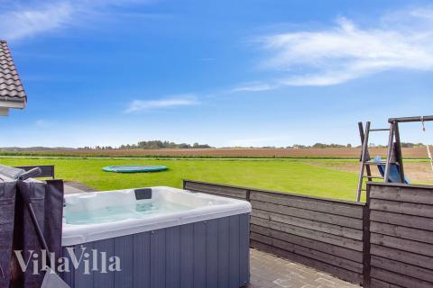 Nyt en grillkveld på terrassen i luksushus nr. 424 i Fyn og øyer