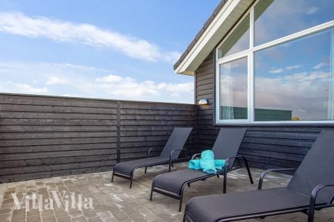 Luksushus nr. 424 har en deilig terrasse med gode hagemøbler til 14 personer.