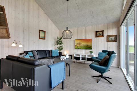 Det er plass til 14 personer i det store lyse oppholdsrommet i luksushus nr. 424.