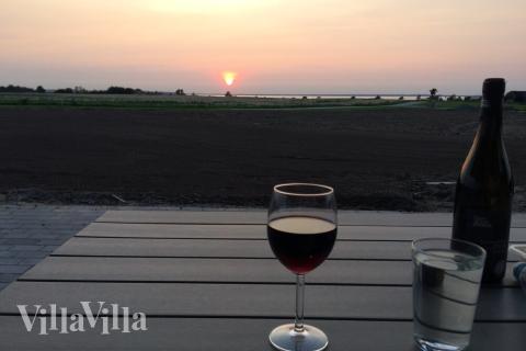 På terrassen i feriehus nr. 424 er det plass til 14 personer.