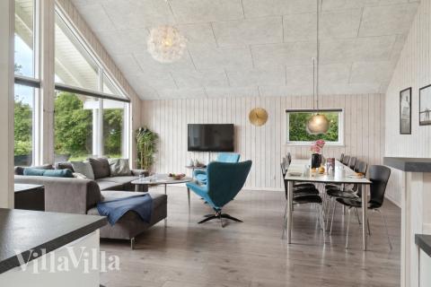 Det er plass til 14 personer i det store lyse oppholdsrommet i luksushus nr. 427.