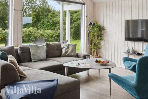 Sofaen i luksushus nr. 427 i Lolland/Falster/Møn er perfekt for å hygge seg med et brettspill eller se en film sammen.