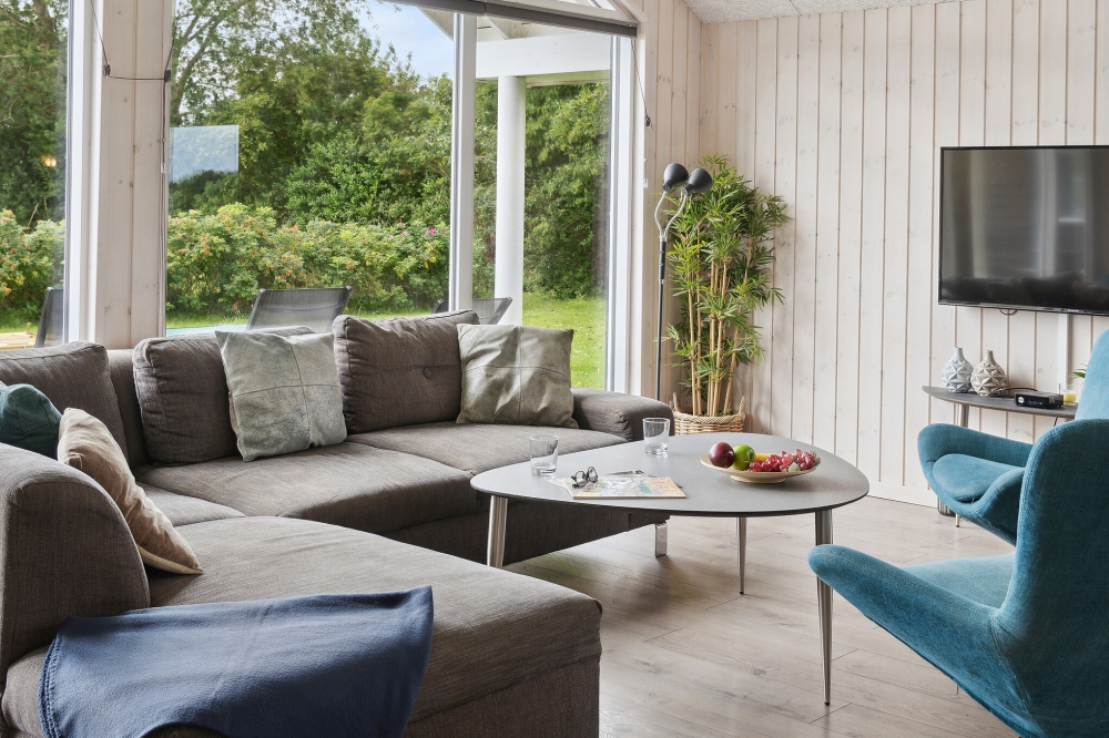 Sofaen i luksushus nr. 427 i Lolland/Falster/Møn er perfekt for å hygge seg med et brettspill eller se en film sammen.