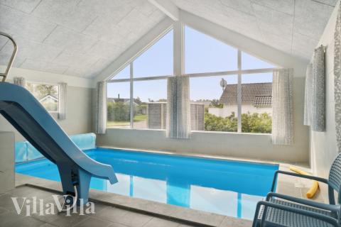 Feriehus 427 har et flott basseng med sklie, et stort innebygd boblebad og en badstue