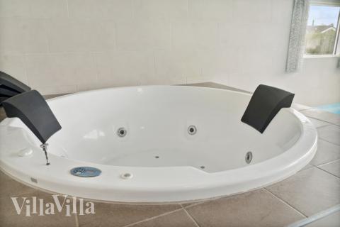 Nyt varmen i boblebadet i luksushus nr. 427 i Lolland/Falster/Møn