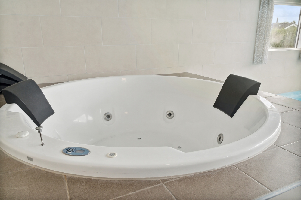 Nyt varmen i boblebadet i luksushus nr. 427 i Lolland/Falster/Møn
