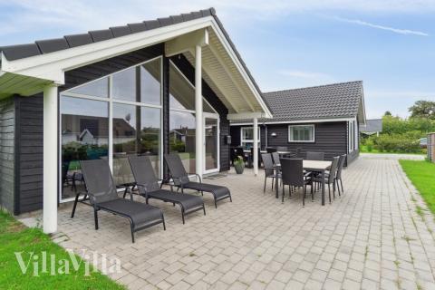 På terrassen i feriehus nr. 427 er det plass til 14 personer.