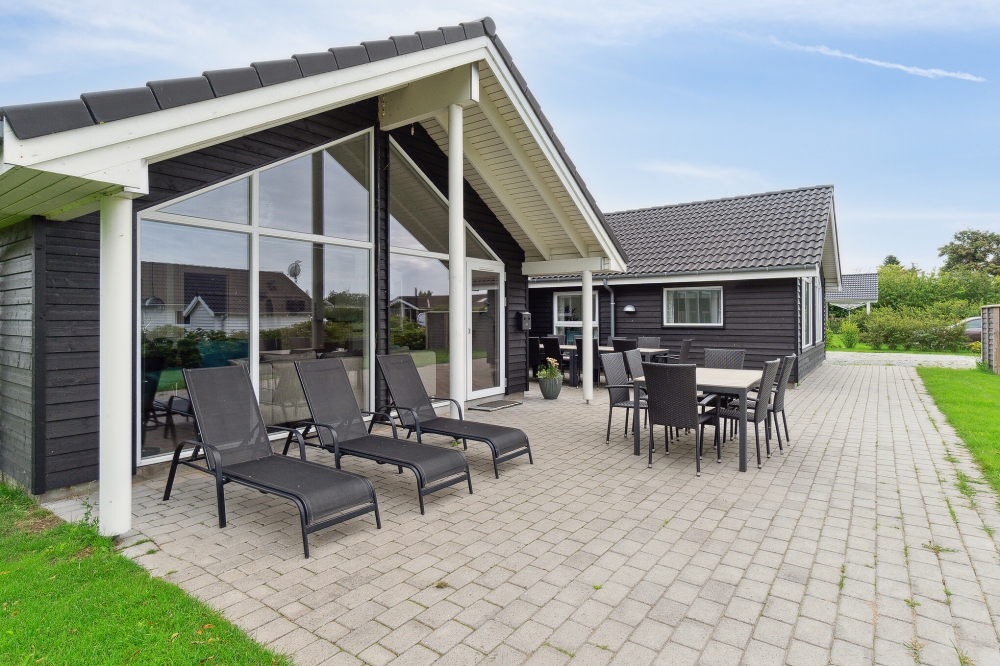 På terrassen i feriehus nr. 427 er det plass til 14 personer.