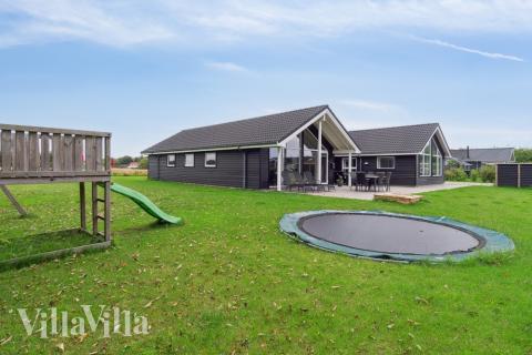Dette lekre huset med svømmebasseng, nr. 427, med plass til 14 personer, ligger i Lolland/Falster/Møn