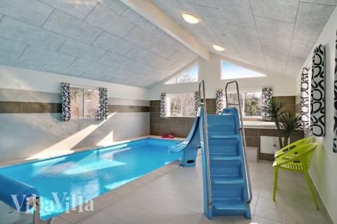 Feriehus 439 har et flott basseng med sklie, et stort innebygd boblebad og en badstue