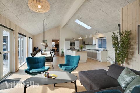 Det er plass til 24 personer i det store lyse oppholdsrommet i luksushus nr. 439.