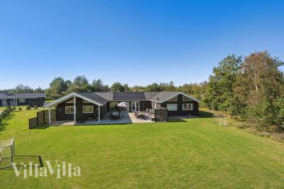 Dette lekre huset med svømmebasseng, nr. 439, med plass til 24 personer, ligger i Nordjylland