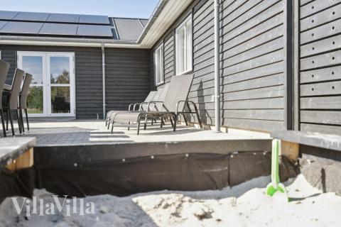 I det attraktive feriehuset nr. 439 i Nordjylland finnes det mengder av utendørsaktiviteter, som leketårn og huskestativ.