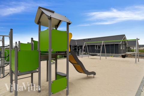 I det attraktive feriehuset nr. 429 i Limfjorden finnes det mengder av utendørsaktiviteter, som leketårn og huskestativ.