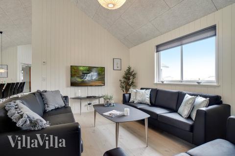 Det er god plass til at 30 personer sitter sammen i feriehusets oppholdsrom under et besøk i luksushus 429 i Limfjorden.