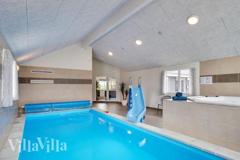 Feriehus 429 har et flott basseng med sklie, et stort innebygd boblebad og en badstue