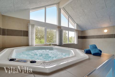 Nyt varmen i boblebadet i luksushus nr. 429 i Limfjorden