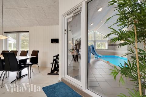 Det er plass til 30 personer i det store lyse oppholdsrommet i luksushus nr. 429.