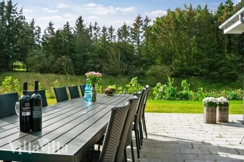 På terrassen i feriehus nr. 429 er det plass til 30 personer.