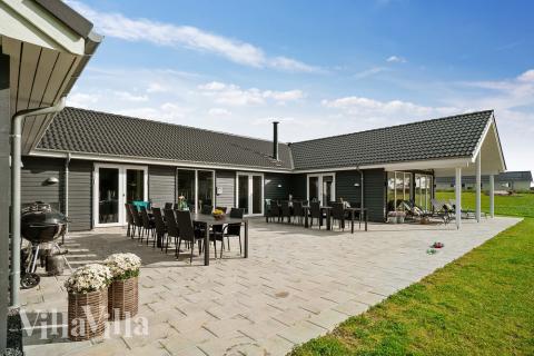 Nyt en grillkveld på terrassen i luksushus nr. 429 i Limfjorden