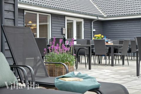 Luksushus nr. 431 har en deilig terrasse med gode hagemøbler til 30 personer.
