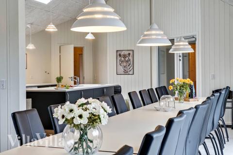 Det er god plass til at 30 personer sitter sammen i feriehusets oppholdsrom under et besøk i luksushus 431 i Limfjorden.