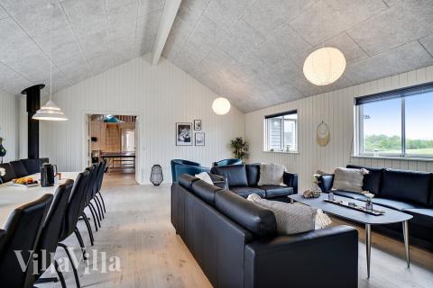 Det er plass til 30 personer i det store lyse oppholdsrommet i luksushus nr. 431.