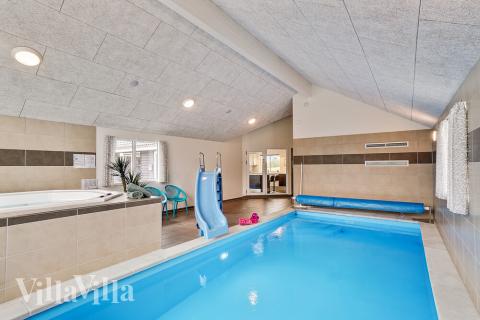 Feriehus 431 har et flott basseng med sklie, et stort innebygd boblebad og en badstue