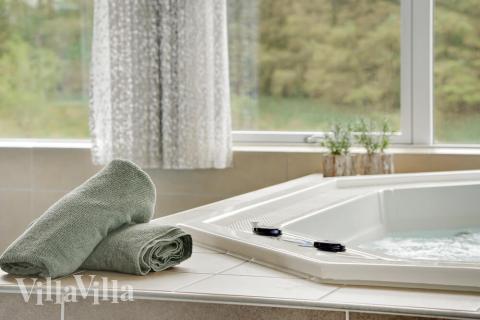 Nyt varmen i boblebadet i luksushus nr. 431 i Limfjorden