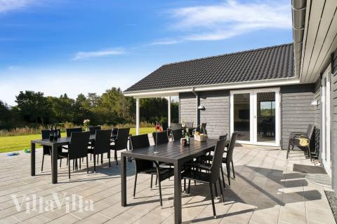 På terrassen i feriehus nr. 431 er det plass til 30 personer.