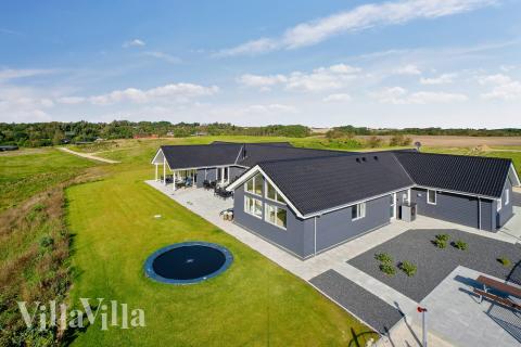 Dette lekre huset med svømmebasseng, nr. 431, med plass til 30 personer, ligger i Limfjorden