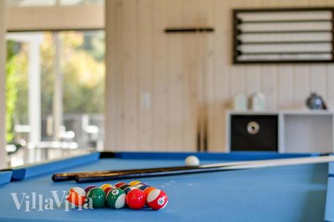 Luksushus nr. 435 til 18 personer tilbyr et stort aktivitetsrom med bl.a. biljard og dart