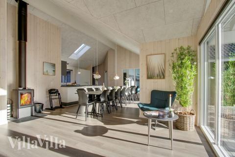 Det er plass til 18 personer i det store lyse oppholdsrommet i luksushus nr. 435.