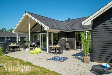 På terrassen i feriehus nr. 435 er det plass til 18 personer.