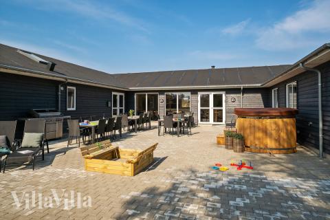 Luksushus nr. 440 har en deilig terrasse med gode hagemøbler til 24 personer.