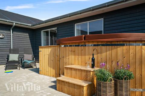 På terrassen i feriehus nr. 440 er det plass til 24 personer.