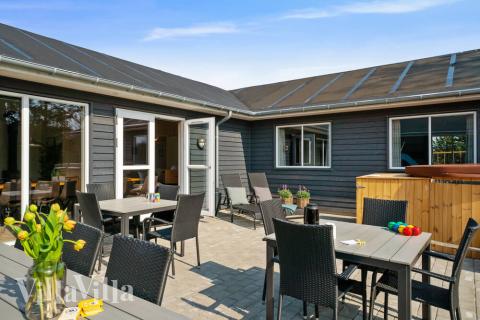 Nyt en grillkveld på terrassen i luksushus nr. 440 i Nordjylland