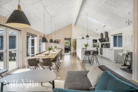 Det er plass til 24 personer i det store lyse oppholdsrommet i luksushus nr. 440.