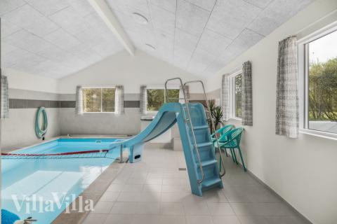 Det flotte bassenget i luksushus nr. 440 til 24 personer