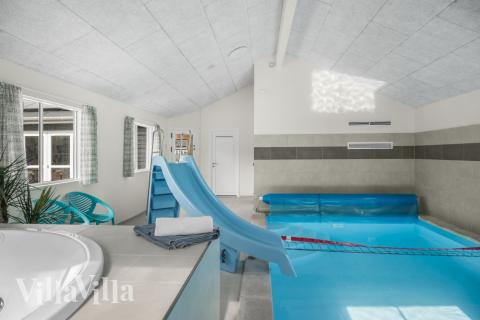 Feriehus 440 har et flott basseng med sklie, et stort innebygd boblebad og en badstue