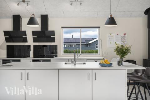 Kjøkkenet i luksushus nr. 440 i Nordjylland er godt innrettet.