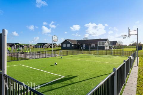 I det attraktive feriehuset nr. 428 i Fyn og øyer finnes det mengder av utendørsaktiviteter, som leketårn og huskestativ.