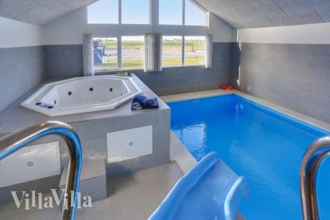 Det flotte bassenget i luksushus nr. 428 til 30 personer